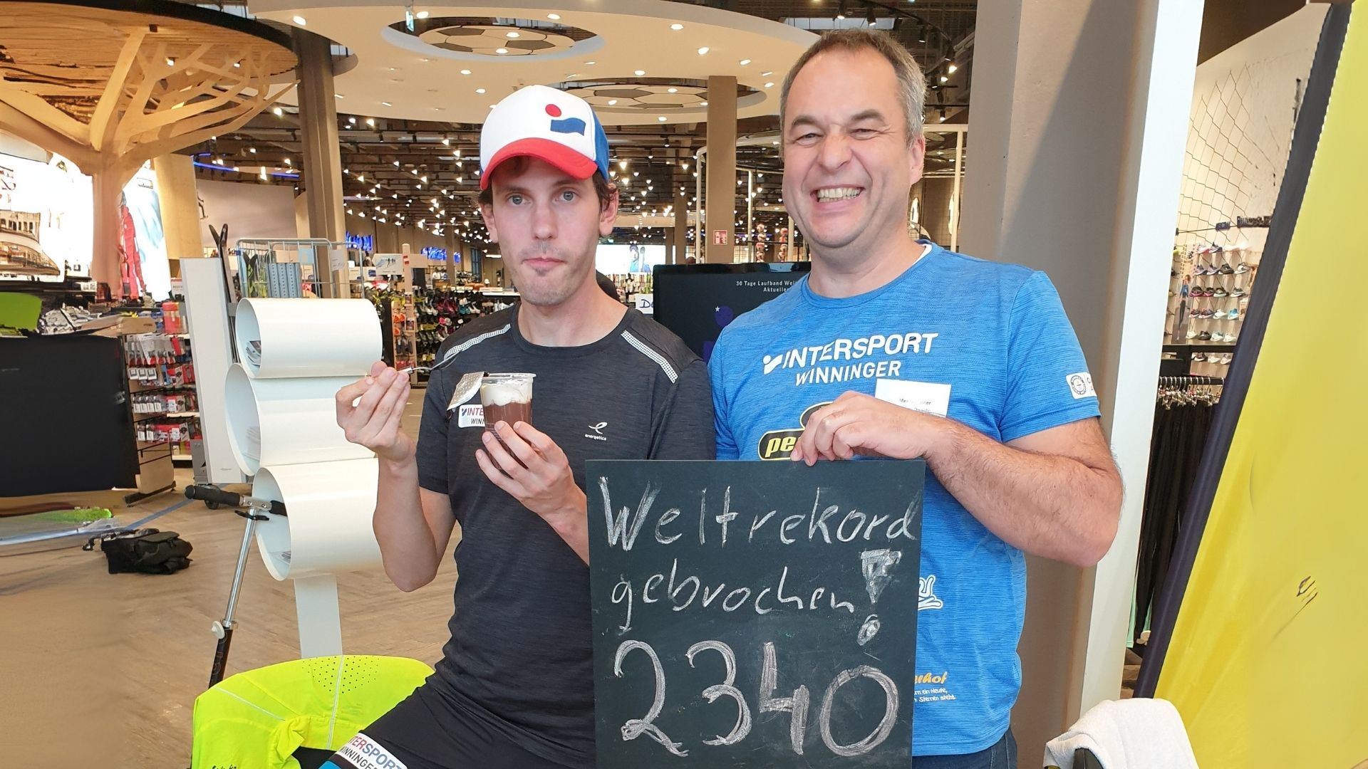 Weltrekordler Rainer Predl mit Matthias Schwehm nach dem erfolgreichen 30-Tage-Laufband-Weltrekord.